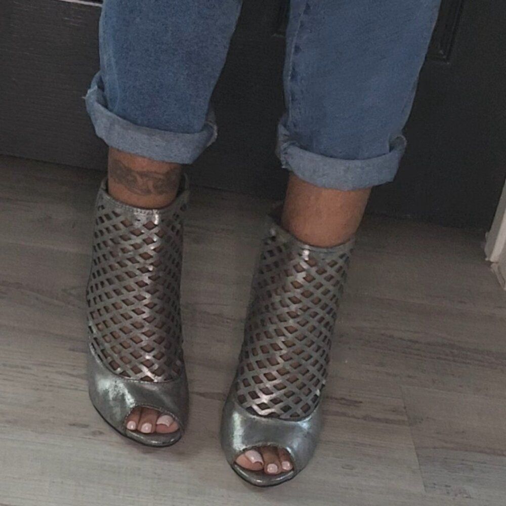 Metallic Silver Peekaboo Lattice Heels Size 8 - Picture 5 of 6